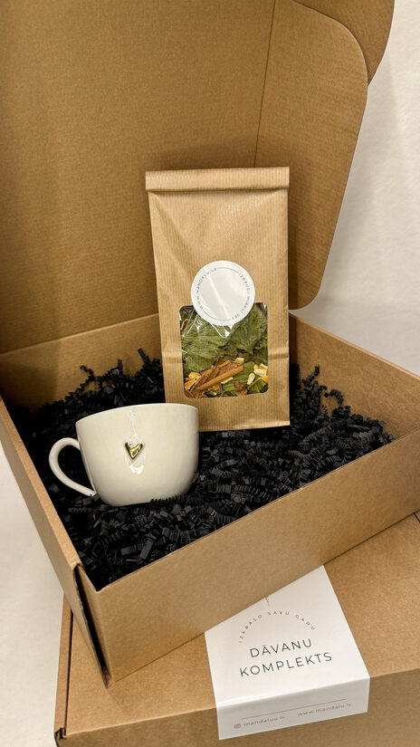 Porcelāna krūzīte un tēja